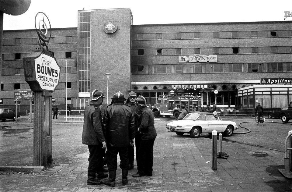 Hotel Bouwes in Zandvoort door brand verwoest voorkant van het uitgebrande hote, Bestanddeelnr 927-6562