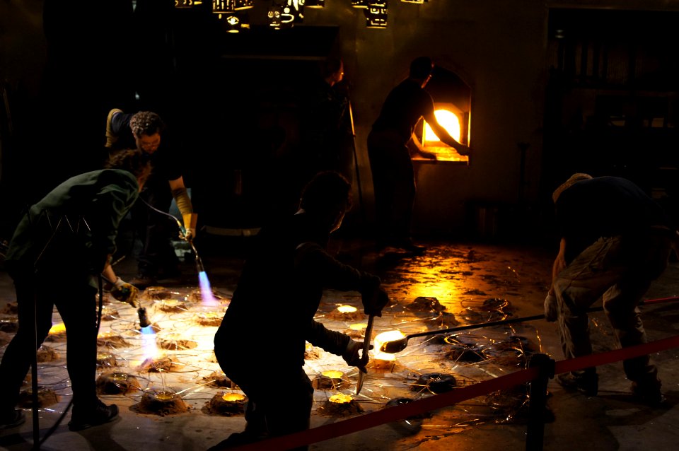 Hot Shop Teamwork (180622857)