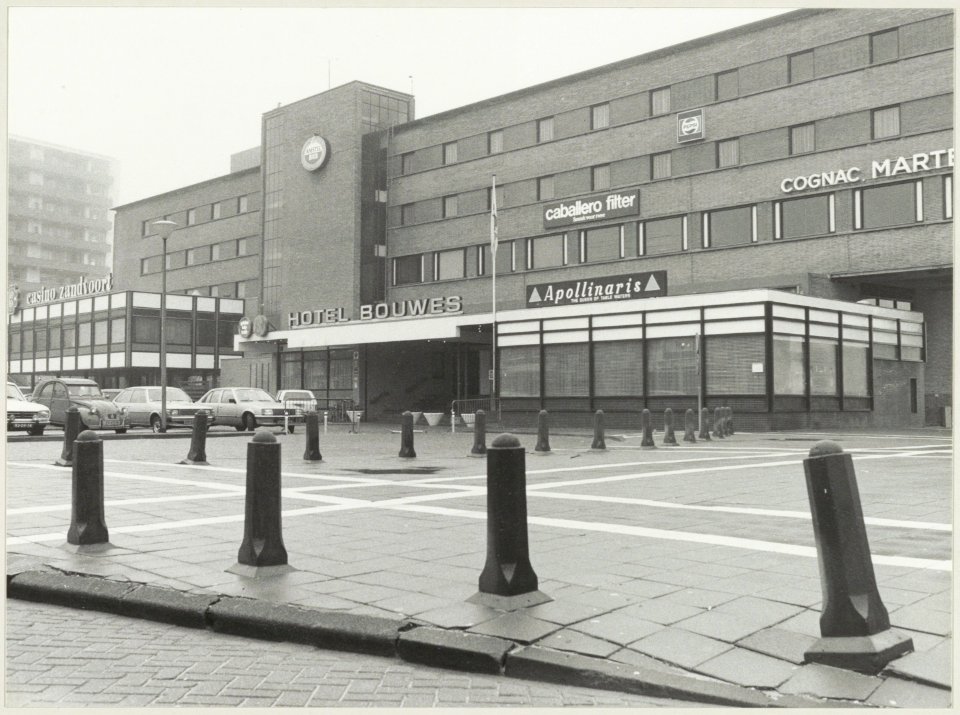 Hotel Bouwes met links het casino, aan de Burgemeester Engelbertsstraat, ziende naar het zuiden. NL-HlmNHA 54012261