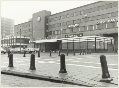 Hotel Bouwes met links het casino, aan de Burgemeester Engelbertsstraat, ziende naar het zuiden. NL-HlmNHA 54012261