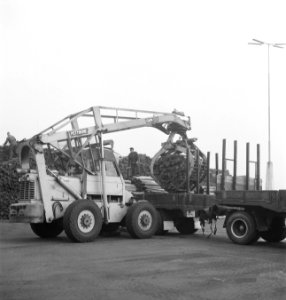 Houtbewerking, voertuigen, takelwerkzaamheden, houtopslagplaatsen, arbeiders, ka, Bestanddeelnr 253-4299