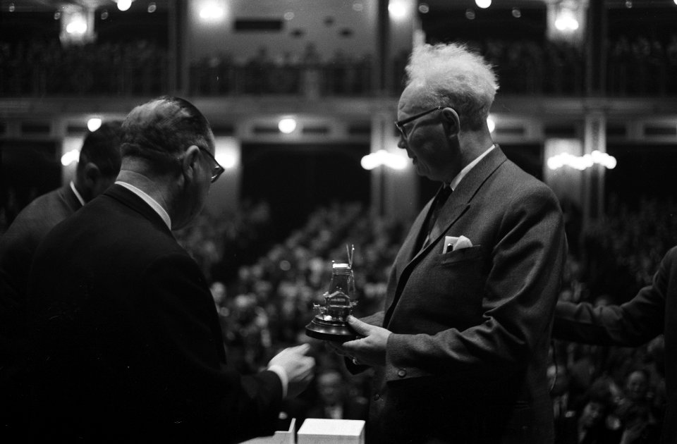Houtdag 1962, in het Kurhaus, de zilveren houtzaagmolen uitgereikt aan de heer A, Bestanddeelnr 914-4276