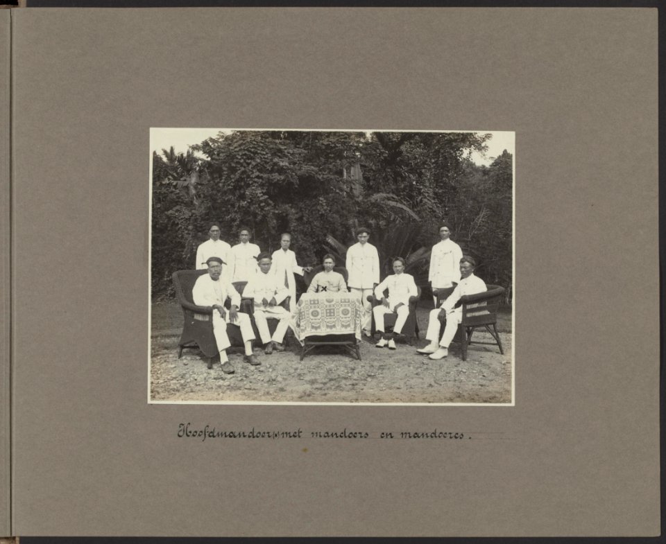 Hoofdmandoer (Javaanse opzichter, zittend achter de tafel, met op de foto een zw, Bestanddeelnr 820 24