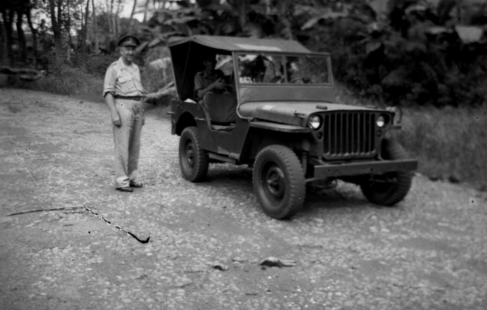 Hoofdlegeraalmoezenier kolonel A.J.J.M. van Straelen bij een jeep, Bestanddeelnr 10919