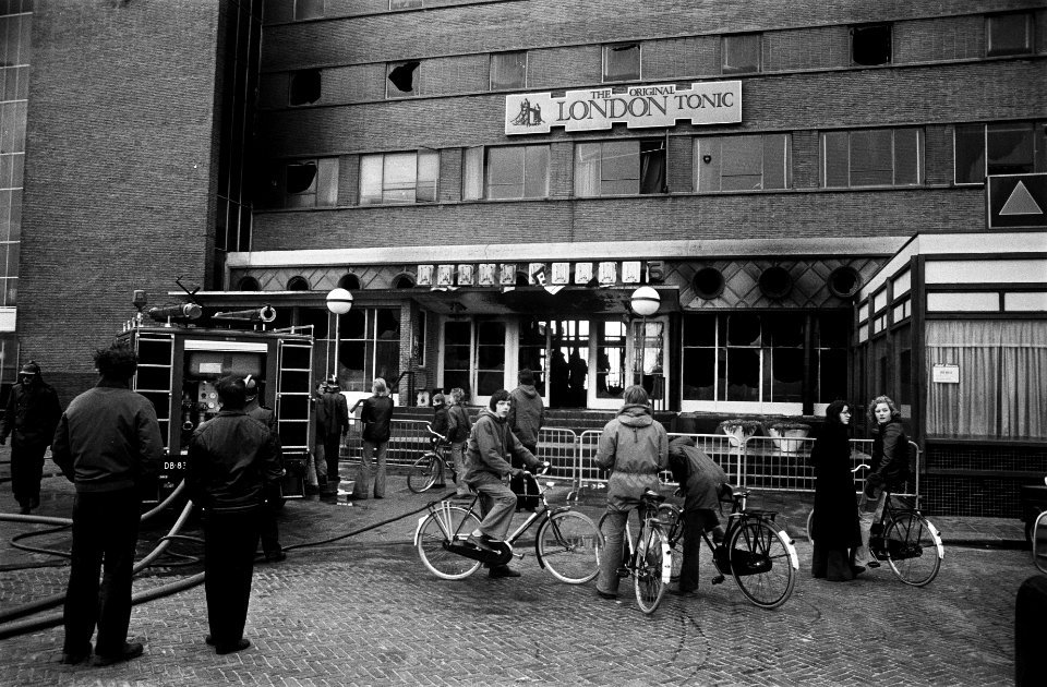 Hotel Bouwes in Zandvoort door brand verwoest voorkant van het uitgebrande hote, Bestanddeelnr 927-6561