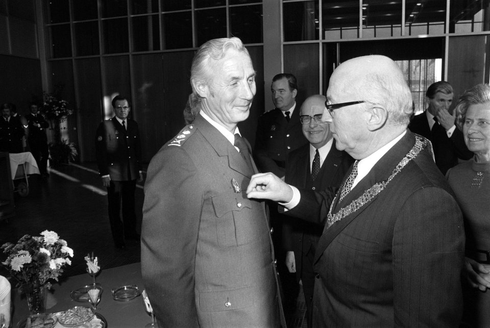 Hoofdcommissaris Th C J Sanders door burgemeester Samkalden geinstalleerd in , Bestanddeelnr 927-5541