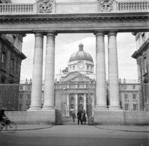 Hoofdingang van het Trinity College, Bestanddeelnr 191-0852