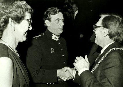 Hoofdcommissaris van politie Haarlem, Th. Blom, zijn vrouw en burgemeester Reehorst. NL-HlmNHA 5400464158