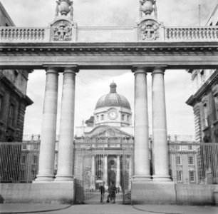 Hoofdingang van het Trinity College, Bestanddeelnr 191-0851