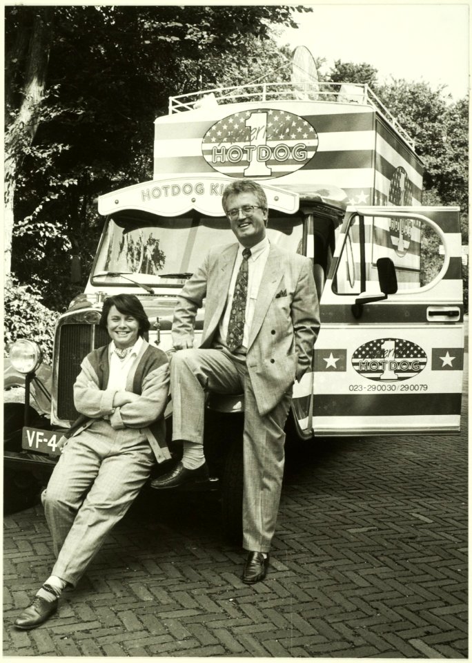 Hot-dog verkopers. Cees Vrisekoop verkoop van Hotdog King, Oosterhoutlaan 2. NL-HlmNHA 5400465154