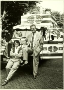 Hot-dog verkopers. Cees Vrisekoop verkoop van Hotdog King, Oosterhoutlaan 2. NL-HlmNHA 5400465154