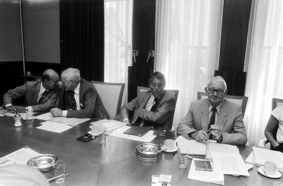 Hoofddirecteur van het ABP dr. J.W. van der Dussen (3e van links) en voorzitter , Bestanddeelnr 932-6551