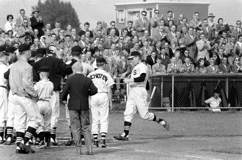 Honkbal EHS tegen Schoten, Geurts komt binnen na home-run van Heemskerk, Bestanddeelnr 911-4978