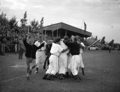 Honkbal EDO tegen OVVO vreugde na de Home Run van Swart, Bestanddeelnr 909-7824