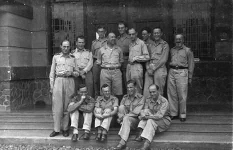 Hoofdaalmoezier Van Stralen poseert met een grote groep aalmoezeniers, Bestanddeelnr 184-1-5