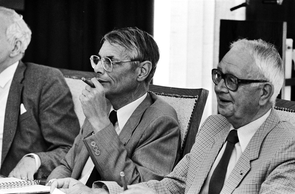 Hoofddirecteur van het ABP dr. J.W. van der Dussen (l) en voorzitter W. Wieringa, Bestanddeelnr 932-6550