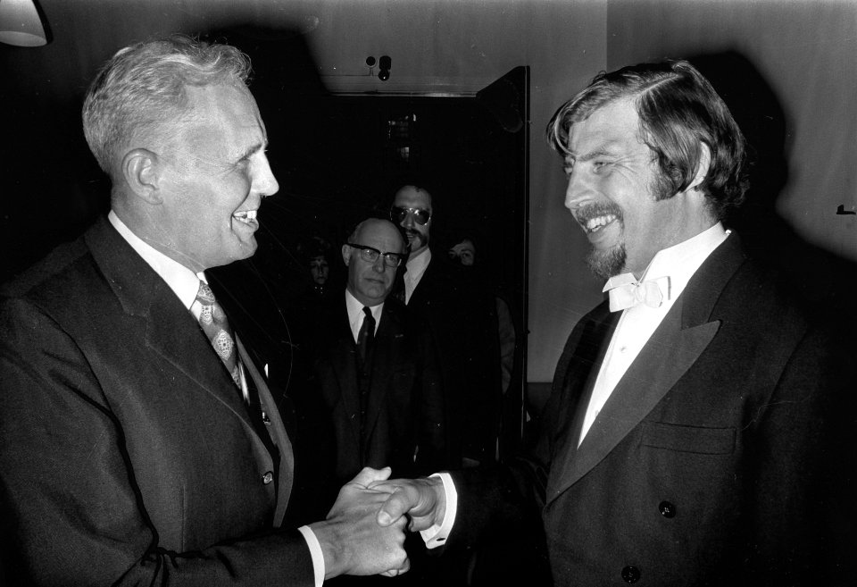 Hoofdcommissaris P.A. Jong (l) biedt Tom Fris gelukwensen, Bestanddeelnr 925-6067