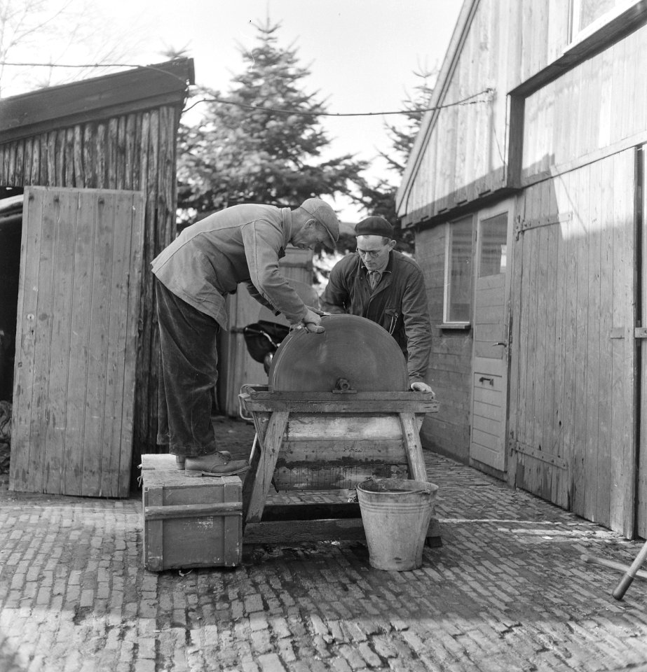 Houtbewerking, arbeiders, gebouwen, emmers, werktuigen, slijpstenen, Bestanddeelnr 251-8027