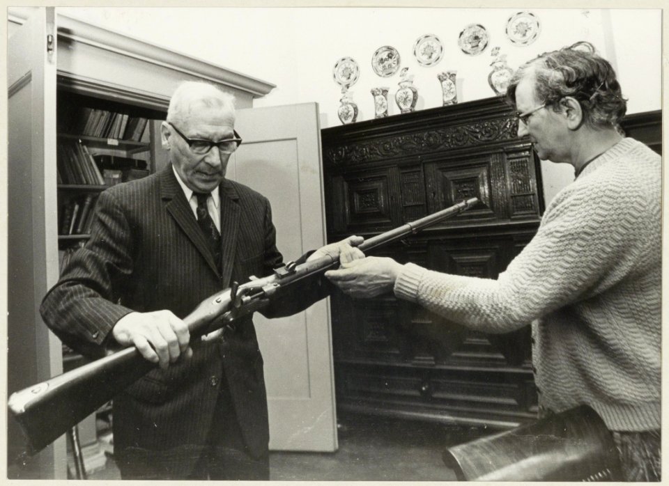 Hoofdwacht. De conciërge A.H. Koning met echtgenote. NL-HlmNHA 54003801