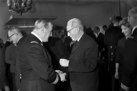 Hoofdvlootaalmoezenier dr. L. A. M. Goossens 25 jaar priester hier in gesprek me, Bestanddeelnr 920-1630
