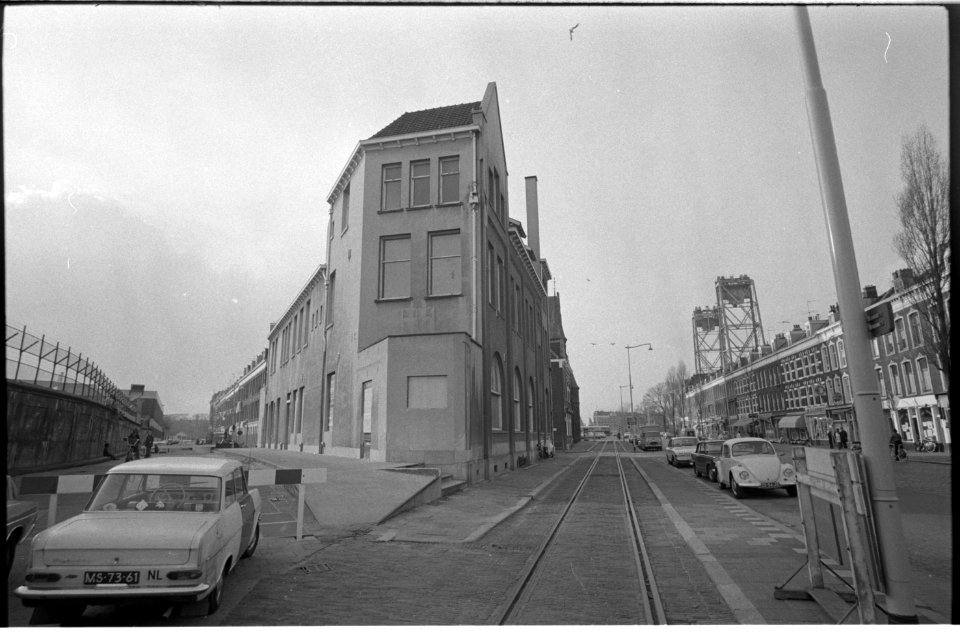Hoofdkantoor van de RTM aan de Rosestraat met rechts de Hefbrug. Rotterdam - NL-RtSA 4121 23219-5-37-01