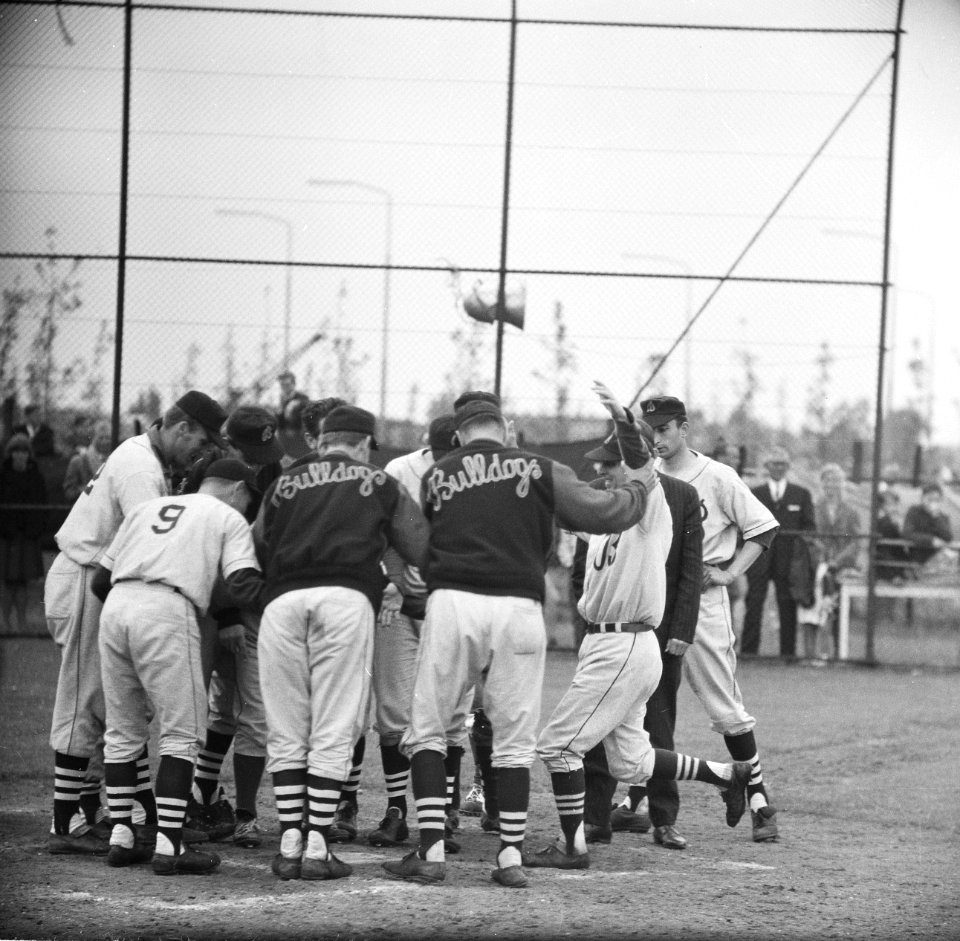 Honkbal EHS tegen Schoten, Oosterbaan van EHS heeft de beslissende homerun gesla, Bestanddeelnr 914-1991