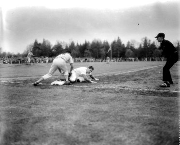 Honkbal Nederland tegen Belgie te Eindhoven, Ruud Kok tikt de Belg Vertammen uit, Bestanddeelnr 910-3080