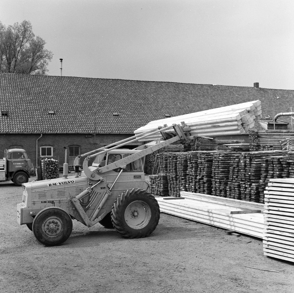 Houtbewerking, zagerijen, frontladers, vorken, damwanden, trailers, lonneker, Bestanddeelnr 165-1028