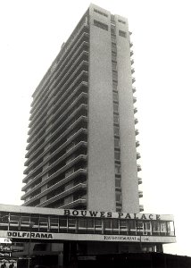 Hotel Bouwes Palace, aan het Burgemeester Fenemaplein, ziende naar het zuiden. Aangekocht in 1983 van fotograaf C. de Boer. - Negatiefnummer 20313 k 9a. Identificatienummer 54-014381, NL-HlmNHA 54014381