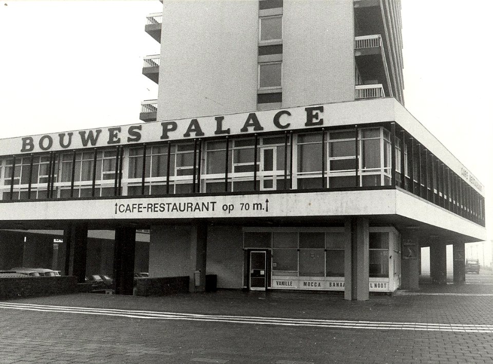 Hotel Bouwes of ook wel Bouwes Palace. Bij de J. v. Heemskerckstraat, ziende naar het noorden. Aangekocht in 1982 van fotograaf C. de Boer. - Negatiefnummer 20313 k 5a. Identificatienummer 5, NL-HlmNHA 54014620