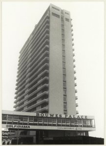 Hotel Bouwes Palace, aan het Burgemeester Fenemaplein ziende naar het zuiden. NL-HlmNHA 54014381