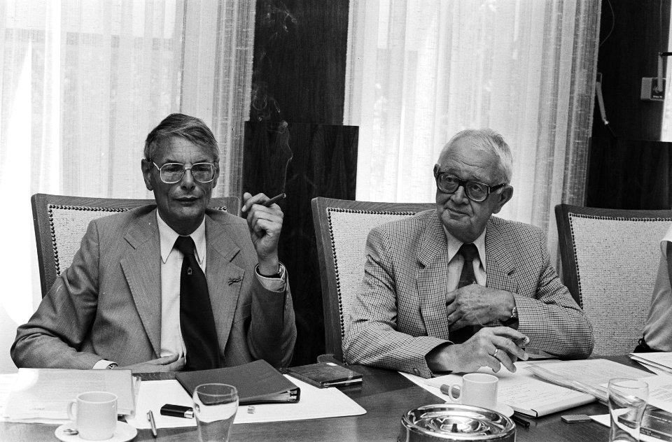 Hoofddirecteur van het ABP dr. J.W. van der Dussen (l) en voorzitter W. Wieringa, Bestanddeelnr 932-6549