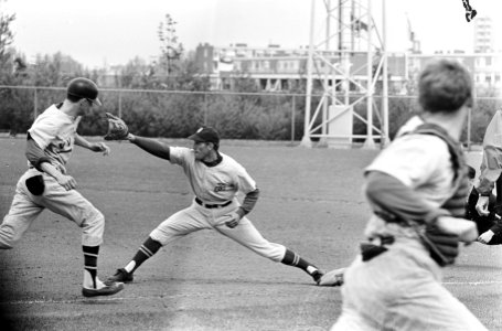 Honkbal Haarlem Nicols tegen VVGA, Boudewijn Maat (r) vangt Kramer (VVGA) uit, Bestanddeelnr 917-7798
