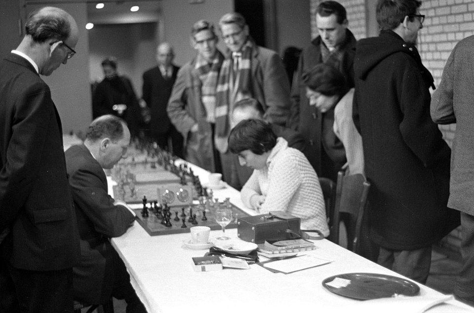 Hoogovenschaaktoernooi 17 januari Dames tienkamp . Nr. 23, 24, 25 Ona en Litmano, Bestanddeelnr 914-7175