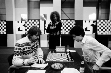 Hoogovenschaaktoernooi Bohm (links) tegen Seirawan, kijkt Timman toe, Bestanddeelnr 930-6302