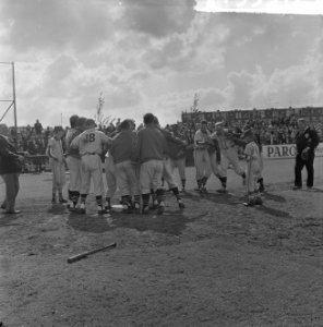Honkbal Sparta tegen EHS 4-2. Een homerun in de negende inning gescoord door Wit, Bestanddeelnr 915-3572