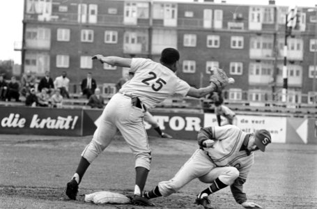 Honkbal Sparta tegen ABC, Augustinus (rechts) en Hugo Walker (links), Bestanddeelnr 917-8254