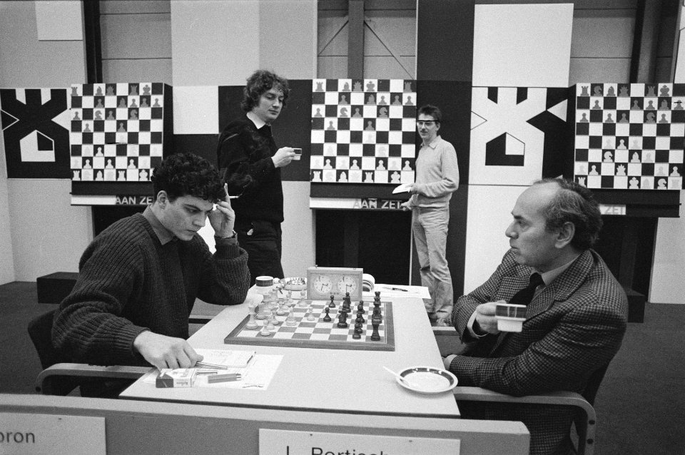 Hoogovenschaaktoernooi Lobron (l) speelt tegen Portisch en won, Timman kijkt me, Bestanddeelnr 933-2163