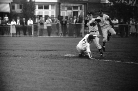 Honkbal Schoten tegen Sparta 3-2, Hendriks van Sparta bereikt thuisplaat, Bestanddeelnr 911-5372