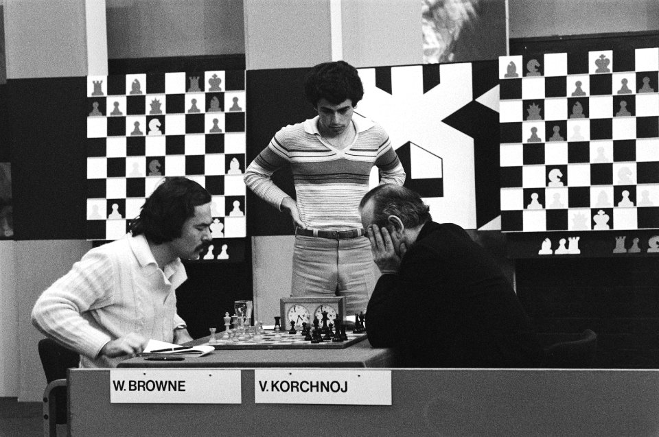 Hoogovenschaaktoernooi, laatste ronde Seirawan (staand) kijkt bij Browne (links, Bestanddeelnr 930-6508