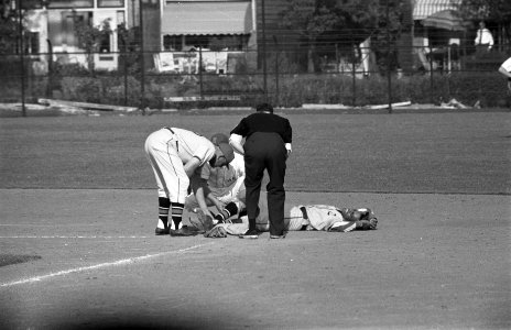 Honkbal HHC tegen Sparta. Arrindell gewond, Bestanddeelnr 912-6795