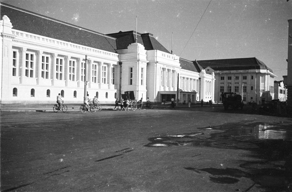 Hoofdkantoor van de Javasche Bank. Rechts het hoofkantoor van de Nederlands-Ind, Bestanddeelnr 512-3-5