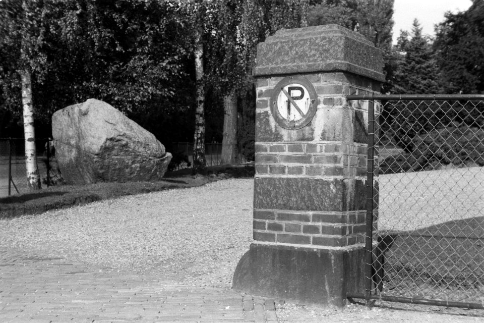 Hoofdkantoor van de Nederlandse Heidemaatschappij te Arnhem. Pilaar bij ingang. , Bestanddeelnr 170-1131