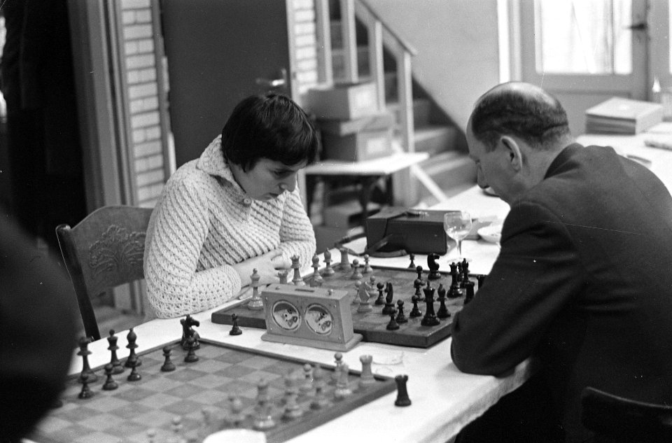 Hoogovenschaaktoernooi 17 januari Dames tienkamp . Nr. 15, 16, 17, 18 Ona en Lit, Bestanddeelnr 914-7174