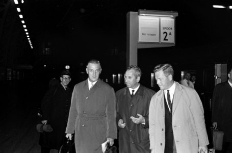 Hoofdinspecteur Schreur terug uit Parijs, v.l.n.r. Schreu inspecteur Van Lijnsch, Bestanddeelnr 918-1357