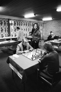 Hoogovenschaaktoernooi, 5e ronde Jan Timman kijkt naar Kortsjnoj, Bestanddeelnr 929-5425