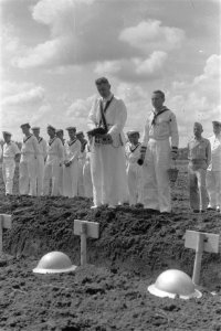 Hoofd Vlootaalmoezenier J. F.M. de Sain verricht de absolutie aan de groeve, Bestanddeelnr 104-5-4