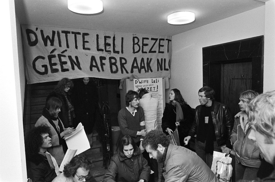 Hoofdgebouw Nieuwe Leraren Opleiding (DWitte Lelie) door studenten bezet als pro, Bestanddeelnr 930-1228