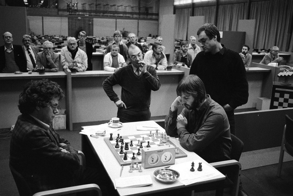 Hoogovenschaaktoernooi 4e ronde Kortsjnoij (l) en Sosonk (r) kijken bij Van der, Bestanddeelnr 932-8357
