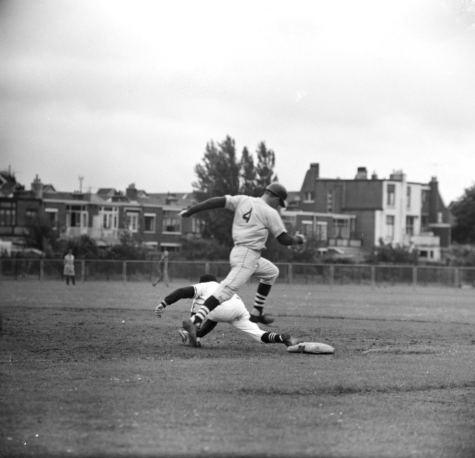 Honkbal EHS tegen Schoten, Jacobs van AHS en Maat van Schoten, Bestanddeelnr 914-1990